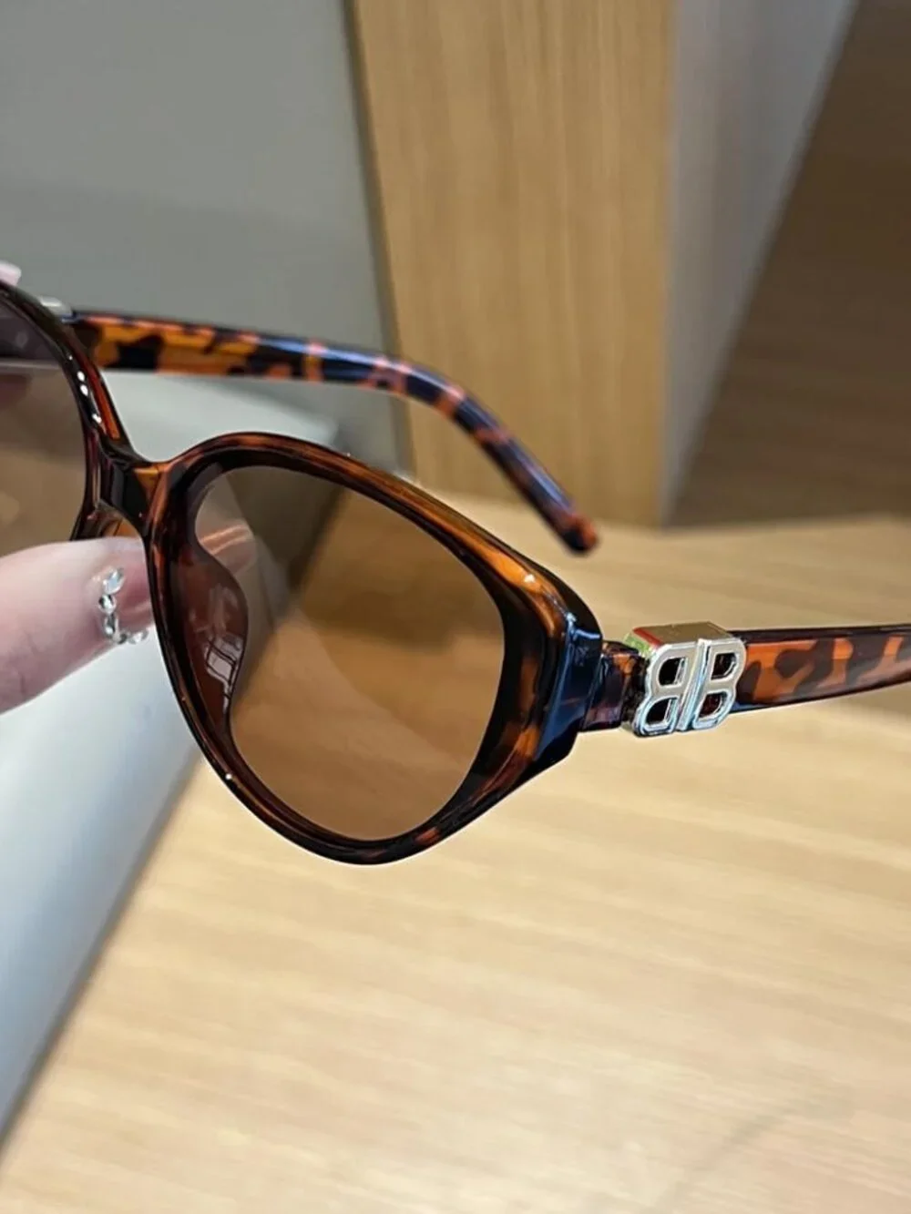 Chic Cat-Eye Sunglasses with Double-B Logo & UV Protection - Leopard/Brown